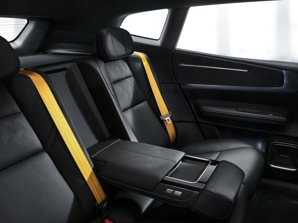 폴스타 4 SUV 2열
